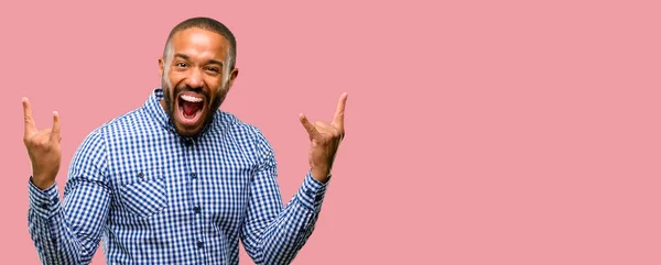 Africano Americano Com Barba Fazendo Símbolo Rocha Com Mãos Gritando — Fotografia de Stock