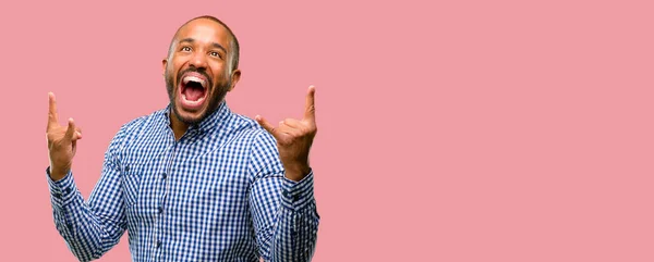 Афроамериканець Людиною Бородою Робить Рок Символ Руками Кричати Святкування — стокове фото
