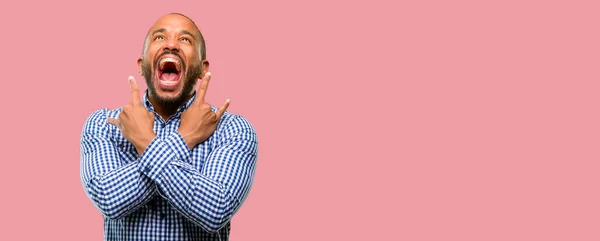 Hombre Afroamericano Con Barba Haciendo Símbolo Del Rock Con Las —  Fotos de Stock