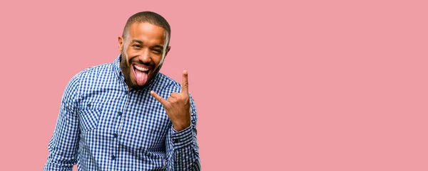 Hombre Afroamericano Con Barba Haciendo Símbolo Del Rock Con Las — Foto de Stock