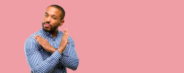 Африканский Американец Бородой Раздражен Плохим Отношением Заставляя Знак Стоп Пересекать — стоковое фото