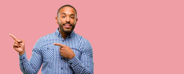 Africano Americano Com Barba Apontando Para Lado Com Dedos — Fotografia de Stock