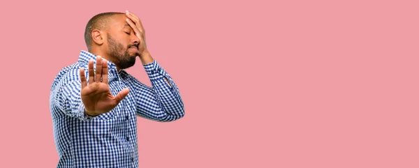 Uomo Afroamericano Con Barba Stressante Timido Tenere Mano Sulla Testa — Foto Stock