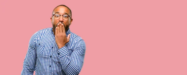 African American Man Med Skägg Täcker Munnen Chock Ser Blyg — Stockfoto