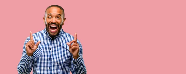 African American Man Met Baard Weg Zijde Met Vinger Wijzen — Stockfoto