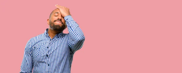 Hombre Afroamericano Con Barba Estresante Manteniendo Mano Sobre Cabeza Cansado — Foto de Stock