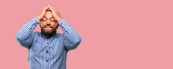 Afrikanisch Amerikanischer Mann Mit Bart Stressig Hand Auf Kopf Halten — Stockfoto