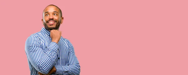 Hombre Afroamericano Con Barba Pensando Mirando Hacia Arriba Expresando Duda — Foto de Stock