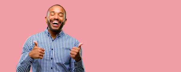 Hombre Afroamericano Con Barba Sonriendo Ampliamente Mostrando Pulgares Hacia Arriba —  Fotos de Stock