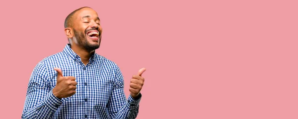 Hombre Afroamericano Con Barba Sonriendo Ampliamente Mostrando Pulgares Hacia Arriba —  Fotos de Stock