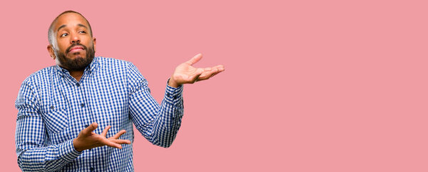 Африканский американец с бородой выражение сомнения, путаница и удивление концепции, неопределенное будущее
