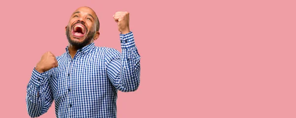 Hombre Afroamericano Con Barba Feliz Emocionado Expresando Gesto Ganador Exitoso —  Fotos de Stock