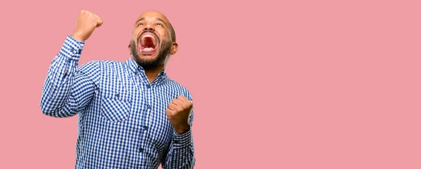 Hombre Afroamericano Con Barba Feliz Emocionado Expresando Gesto Ganador Exitoso —  Fotos de Stock