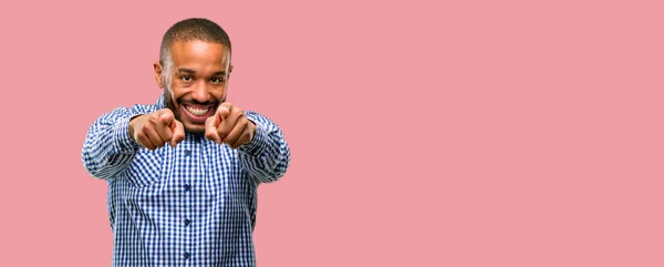 Hombre Afroamericano Con Barba Apuntando Frente Con Dedo —  Fotos de Stock