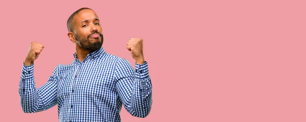 Hombre Afroamericano Con Barba Mostrando Bíceps Expresando Fuerza Concepto Gimnasio — Foto de Stock