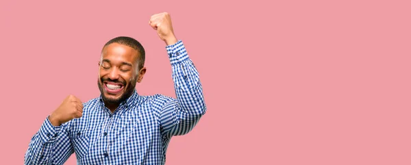 髭の幸せと興奮の勝利のジェスチャーを表現するアフリカ系アメリカ人 勝利を祝って — ストック写真