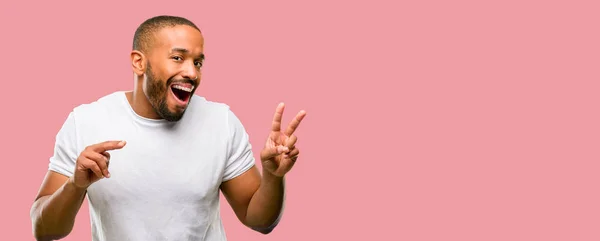 Afrikanisch Amerikanischer Mann Mit Bart Glücklich Und Aufgeregt Ausdrückende Siegergeste — Stockfoto