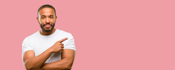 Hombre Afroamericano Con Barba Apuntando Hacia Lado Con Dedo — Foto de Stock