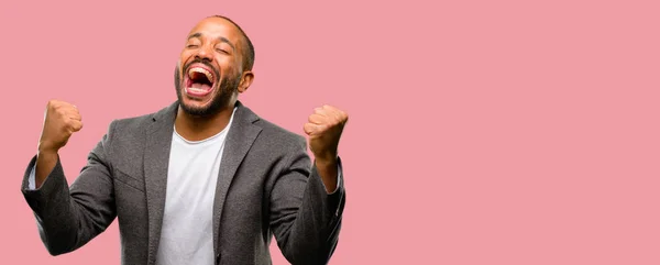 Homem Afro Americano Com Barba Feliz Animado Celebrando Vitória Expressando — Fotografia de Stock