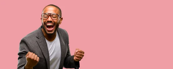 African American Człowieka Brodą Szczęśliwy Podekscytowany Świętuje Zwycięstwo Wyrażając Wielki — Zdjęcie stockowe