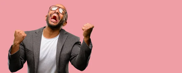 Homem Afro Americano Com Barba Feliz Animado Celebrando Vitória Expressando — Fotografia de Stock