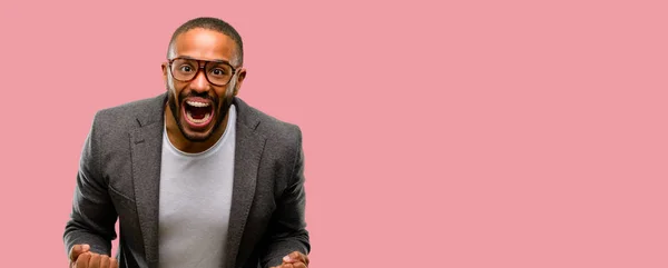 Homem Afro Americano Com Barba Feliz Animado Celebrando Vitória Expressando — Fotografia de Stock