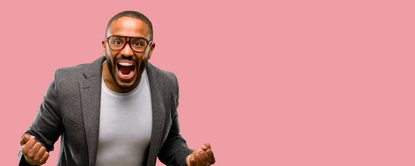 Homem Afro Americano Com Barba Feliz Animado Celebrando Vitória Expressando — Fotografia de Stock