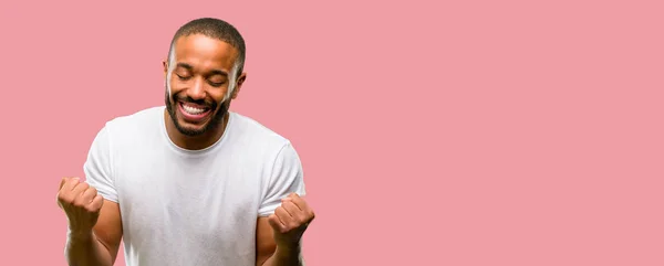 Homem Afro Americano Com Barba Feliz Animado Celebrando Vitória Expressando — Fotografia de Stock