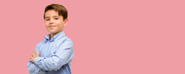 Beau Tout Petit Enfant Aux Yeux Verts Aux Bras Croisés — Photo