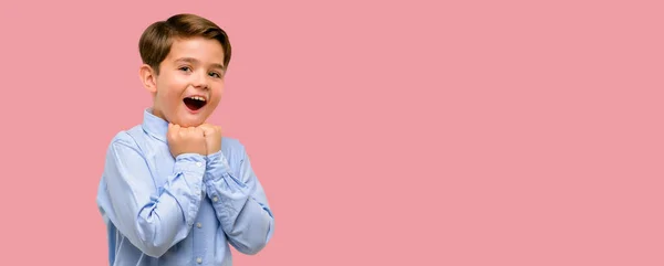 Guapo Niño Pequeño Con Ojos Verdes Feliz Sorprendido Animando Expresando — Foto de Stock