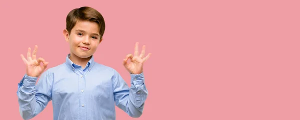 Niño Guapo Con Ojos Verdes Haciendo Gesto Señal Aceptable Con —  Fotos de Stock