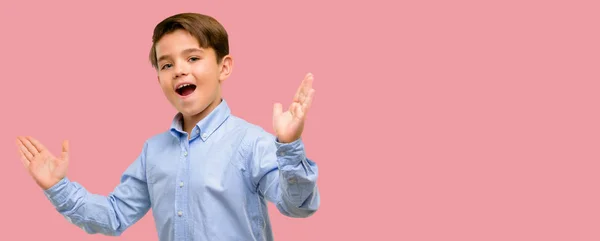 Guapo Niño Pequeño Con Ojos Verdes Feliz Sorprendido Animando Expresando —  Fotos de Stock