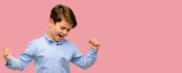 英俊的蹒跚学步的孩子带着绿色的眼睛高兴和兴奋地表达了胜利的手势 成功和庆祝胜利 — 图库照片