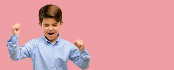 Bonito Criança Com Olhos Verdes Feliz Animado Expressando Gesto Vencedor — Fotografia de Stock