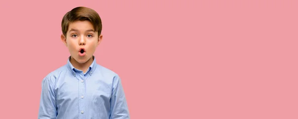 Guapo Niño Pequeño Con Ojos Verdes Feliz Sorprendido Animando Expresando — Foto de Stock