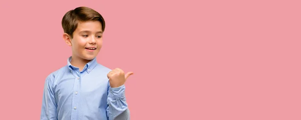 Niño Guapo Con Ojos Verdes Apuntando Hacia Lado Con Dedo —  Fotos de Stock