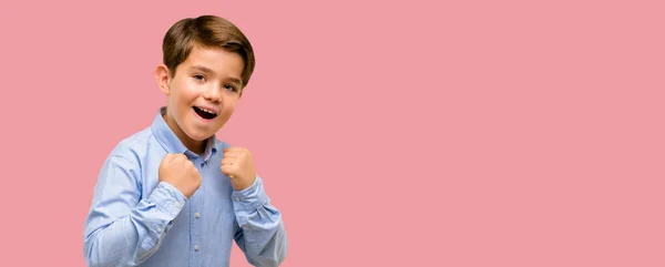 Niño Guapo Con Ojos Verdes Feliz Emocionado Expresando Gesto Ganador — Foto de Stock