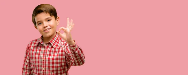 Niño Guapo Con Los Ojos Verdes Haciendo Signo Bien Con —  Fotos de Stock