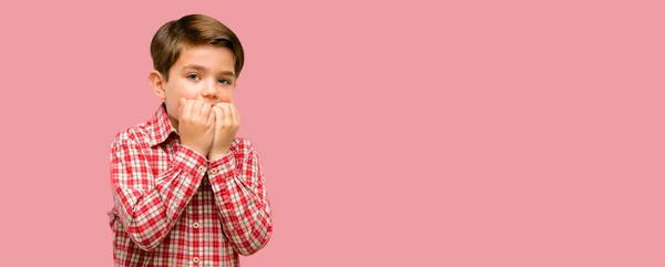 Niño Guapo Con Ojos Verdes Aterrorizado Nervioso Expresando Ansiedad Gesto — Foto de Stock