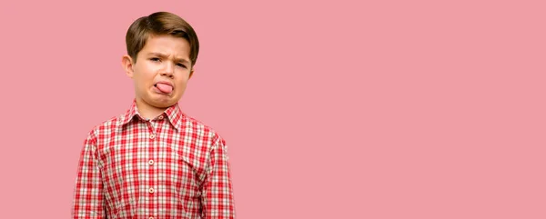 Niño Guapo Con Ojos Verdes Sintiéndose Disgustado Con Lengua Fuera —  Fotos de Stock