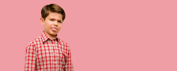 緑目舌出しうんざり感を持つハンサムな幼児子供 — ストック写真