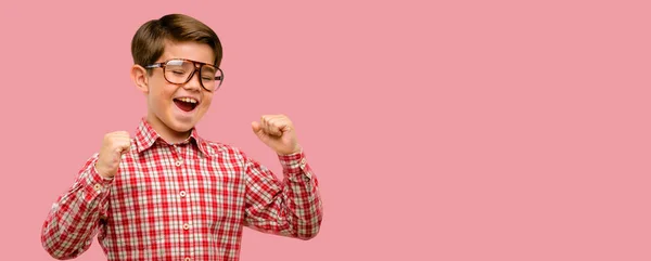 Niño Guapo Con Ojos Verdes Feliz Emocionado Expresando Gesto Ganador — Foto de Stock