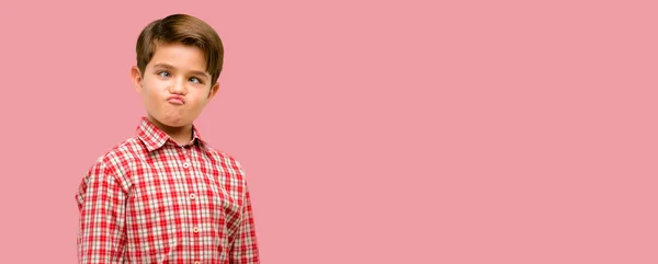 Beau Tout Petit Enfant Avec Les Yeux Verts Faisant Drôle — Photo