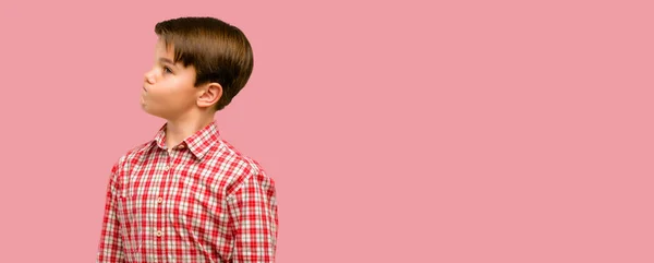 Beau Tout Petit Enfant Avec Les Yeux Verts Faisant Drôle — Photo