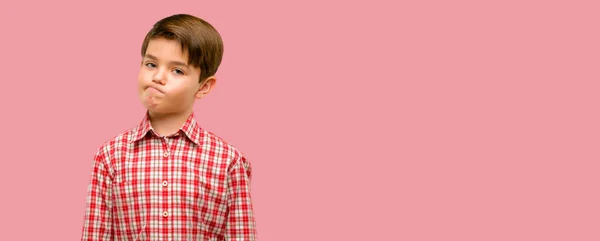 Beau Tout Petit Enfant Avec Les Yeux Verts Faisant Drôle — Photo