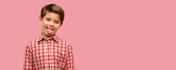 Niño Guapo Con Ojos Verdes Asomando Lengua Cámara Señal Desobediencia —  Fotos de Stock