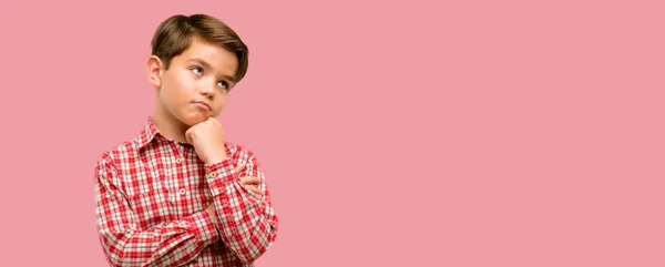 Niño Guapo Con Ojos Verdes Pensando Mirando Hacia Arriba Expresando — Foto de Stock