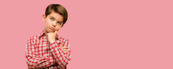 Criança Bonita Com Olhos Verdes Pensando Olhando Para Cima Expressando — Fotografia de Stock