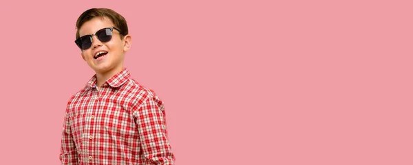 Niño Guapo Con Ojos Verdes Seguro Feliz Con Una Gran — Foto de Stock