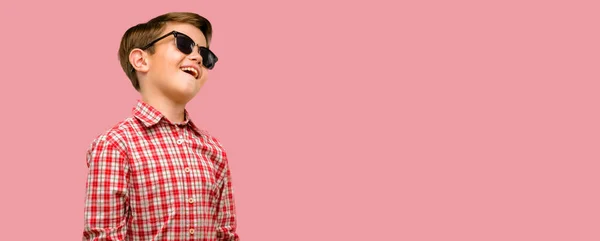 Niño Guapo Con Ojos Verdes Seguro Feliz Con Una Gran —  Fotos de Stock